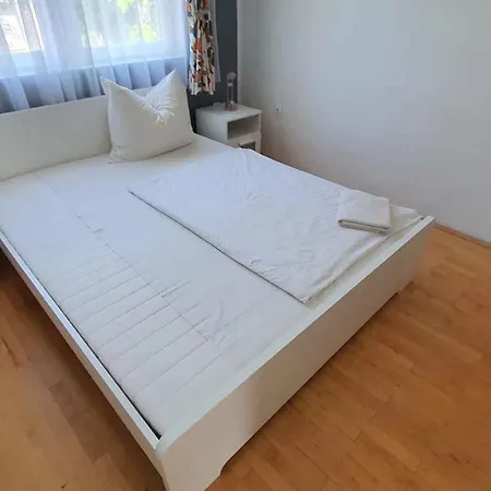 Two-bedroom Near 公寓