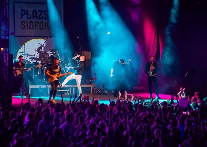 Two-bedroom Near שיופוק