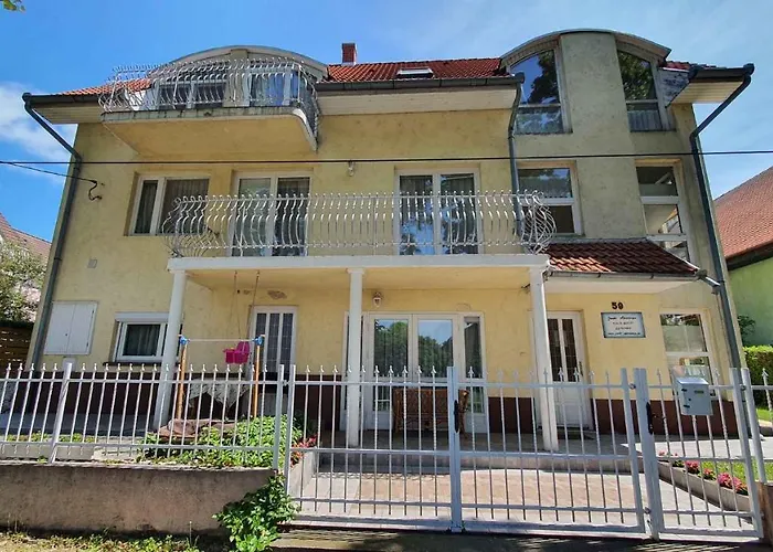 Two-bedroom Near דירה שיופוק